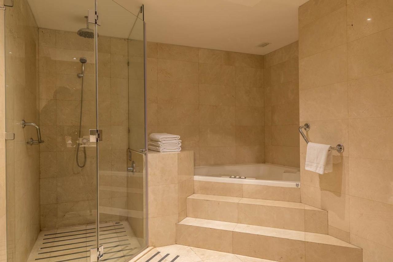 Sheraton Miramar Hotel & Convention Center Vina del Mar Exterior photo A shower and bath in a hotel bathroom